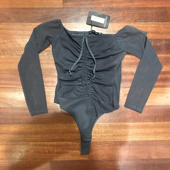 🪩NWT! Pretty Little Thing shape charcoal mesh ruched bodysuit - size 8 - Picture 7 of 12
